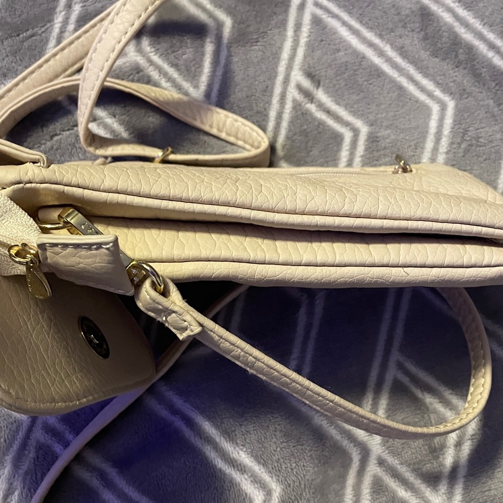Cream Crossbody Bag. MINI CROSSBODY
PHONE BAG
NEW SOFT LEATHER
EXCELLENT COND - Picture 7 of 13